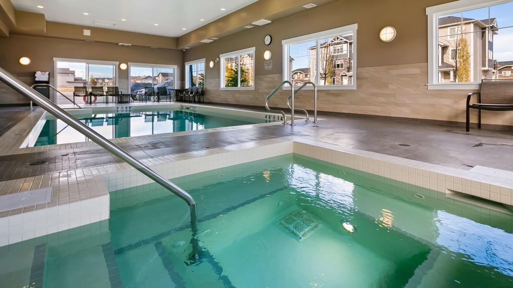 Best Western Plus Chestermere Hotel Exteriör bild